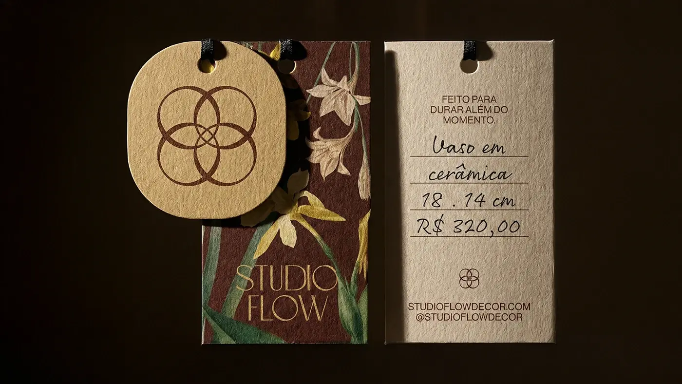 Etiquetas de produto com preço escrito à mão