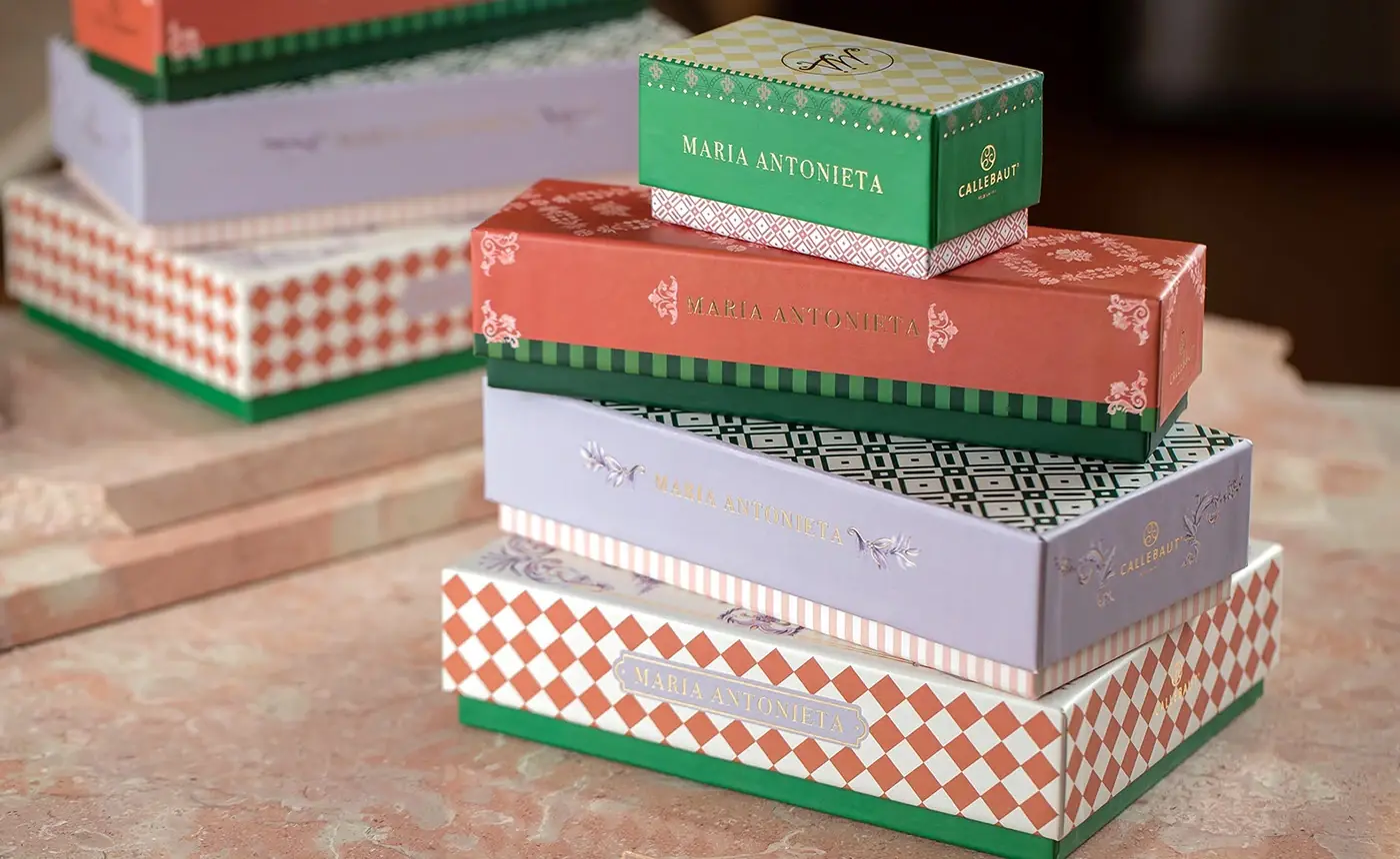Pilha de caixas com estampas da marca