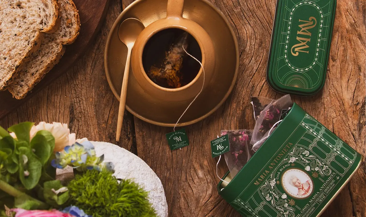 Chá servido com a lata verde da marca